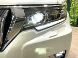 【LEDヘッドライト】悪天候や夜間走行時も良好な視界を確保し安心して運転できる高輝度LEDヘッドライトを装備!点灯速度が早く、消費電力も抑えられています。