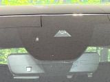 【i-ACTIVESENSE】走行中に前方の車両等を認識し、衝突しそうな時は警報とブレーキで衝突回避と被害軽減をアシスト。より安全にドライブをお楽しみいただけます。