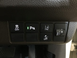 パーキングセンサーや横滑りを防ぐVSA等のスイッチ類は運転席の右側、手の届きやすい位置にあります。