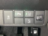 ハンドルの右側にはヘッドライトレベライザーとHondaセンシング用のメインスイッチがついています。ヘッドライトレベライザーは道路状況や積荷の加重に応じてライトの高さを調節できます。