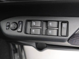 パワーウィンドウのスイッチです。 運転席に居ながら助手席の窓を開け閉めできるので便利ですよ。 ロック機能も付いてるので子供がイタズラして窓を開けるという事もできなくできますよ。