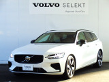2025年8月登録のボルボV60 Ultra T6で、26年モデルです。ボディーカラーはクリスタルホワイトプレミアムMで、シートカラーはブロンドです。そして、「48Vハイブリッド」を搭載しています。