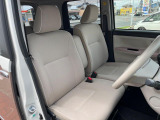 運転席まわりには十分なスペースがあり、大柄な方でもゆったり運転していただける環境です。