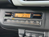 【オートエアコン】一度お好みの温度に設定すれば、車内の温度を検知し風量や温度を自動で調整。暑い&hellip;寒い&hellip;と何度もスイッチ操作をする必要はありません。快適な車内空間には必須の機能ですね♪