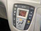 【オートエアコン】一度お好みの温度に設定すれば、車内の温度を検知し風量や温度を自動で調整。暑い&hellip;寒い&hellip;と何度もスイッチ操作をする必要はありません。快適な車内空間には必須の機能ですね♪