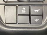 VSA装備車です。VSAはドライバーの操作と車の動きを見守っています。もし車の挙動が乱れたとき、4輪別々にブレーキをかけたり、エンジンパワーをしぼることによって車を安定させます。