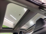 【ガラスルーフ】ガラスルーフ搭載で車内の解放感が一気にアップ!開放的なドライブをお楽しみいただけます。
