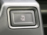 【パワースライドドア】スマートキーや運転席のスイッチでスライドドアの開閉が可能♪電動だから力を入れてドアを開ける必要が無く、小さいお子様でも、重い荷物を持っている時もラクに開け閉めできます♪