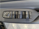 パワーウィンドウのスイッチですよ。 運転席に居ながら窓を開け閉めのコントロールできますよ。 ロック機能で、子供がイタズラして窓を開けるという事も無くなりますよ。
