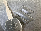 【キーレス】少し離れた場所からでもボタン一つでドアの開錠・施錠ができるのでとっても便利!ドアの鍵穴周りに傷をつけることもありません