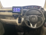 車内は光触媒抗菌消臭施工済です。スタイリッシュなデザインで暖かみのあるインパネ周りを演出します。グローブボックスやカップホルダーのほかにトレーなどたくさんの収納スペースが装備されています。