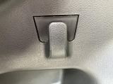 荷室にも便利なショッピングフックがあります。