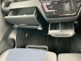 グローブボックスの他にも収納をご用意してます。車内をスッキリ見せることができます。