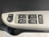パワーウィンドウスイッチで運転席から全席の窓の開閉ができます♪