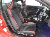 高いホールド性で運転姿勢が安定します。長距離ドライブでも疲れにくいのが魅力です。快適なドライビングライフをお送りください♪