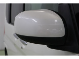 サイドミラーは電動格納ミラーで、運転席からのボタン操作で格納できます。立体駐車場などに入る場合は、あると便利ですよ。