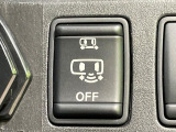 【ハンズフリー機能付き両側パワースライドドア】スライドドアの下に足先を入れてすぐ引くと、自動的にスライドドアが開閉します!荷物で両手がふさがった状態でも、ドアの開閉ができてとっても便利!
