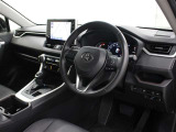 運転席からの視界を低くすることで圧迫感を抑えたインストルメントパネルや、室内から見えないように設計したワイパーなどにより、すっきりとした前方視界を確保しています。