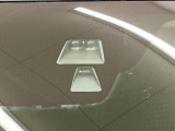 【スマートシティブレーキサポート】低速走行中に前方の車両等を認識し、衝突しそうな時は警報とブレーキで衝突回避と被害軽減をアシスト。より安全にドライブをお楽しみいただけます。