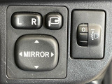 【電動格納ミラー】サイドミラーは電動格納式となっており、狭い駐車場でもキズがつくリスクを抑えられます。