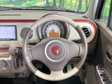 インテリアに合わせたデザインのステアリングは、運転される方のことも考え、運転しやすい形状、大きさです。是非一度、実際に触ってお確かめください。