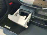 ちょっとした小物を置くのに便利でちょうどいい、インストセンタートレイです。車内で小物が散らばらないように整頓がしやすいですね。