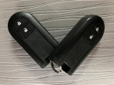 スマートキーを装備しています☆カギをカバンやポケットに入れて頂いた状態でドアロックの開閉やエンジンスタートをして頂けますよ!とても便利な装備です!
