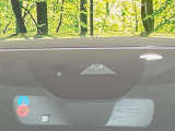【スマートシティブレーキサポート】低速走行中に前方の車両等を認識し、衝突しそうな時は警報とブレーキで衝突回避と被害軽減をアシスト。より安全にドライブをお楽しみいただけます。