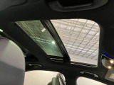 パノラミックルーフで明るい車内と開放感あるドライブをお楽しみいただけます。