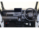 操作性に優れた運転席となります!小物入れや各ボタンの配置にこだわり、使いやすいです!座り心地もよく視認性も良好なのでロングドライブもお任せ下さい!