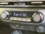 【オートエアコン】一度お好みの温度に設定すれば、車内の温度を検知し風量や温度を自動で調整。暑い&hellip;寒い&hellip;と何度もスイッチ操作をする必要はありません。快適な車内空間には必須の機能ですね♪