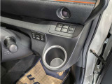 便利なカップホルダーを装備しています。 缶ジュースを開けて運転していると振動で倒れないかヒヤヒヤ、意外と置き場に困るもの。 意外に重要な装備ですね。