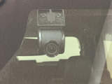 ナビ連動型前後ドライブレコーダーを装備!エンジンを始動すると起動して録画を開始します。録画した映像はナビの画面で確認出来るので、便利にお使い頂けます♪