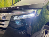 【LEDヘッドライト】悪天候や夜間走行時も良好な視界を確保し安心して運転できる高輝度LEDヘッドライトを装備!点灯速度が早く、消費電力も抑えられています。