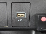 スマートフォンの充電に便利なUSBジャックを装備しています。
