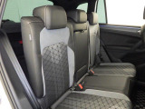 安全性と快適性を追求した、少し硬めのシート。 これは長時間の運転や渋滞などの状況でも、身体の疲労度が少ないことを求めたものです。