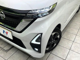 【LEDヘッドライト】悪天候や夜間走行時も良好な視界を確保し安心して運転できる高輝度LEDヘッドライトを装備!点灯速度が早く、消費電力も抑えられています。