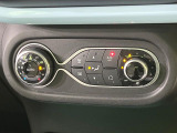【オートエアコン】一度お好みの温度に設定すれば、車内の温度を検知し風量や温度を自動で調整。暑い&hellip;寒い&hellip;と何度もスイッチ操作をする必要はありません。快適な車内空間には必須の機能ですね♪