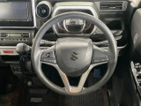 インテリアに合わせたデザインのステアリングは、運転される方のことも考え、運転しやすい形状、大きさです。是非一度、実際に触ってお確かめください。