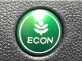 ワンタッチで省燃費走行をサポートするECONスイッチを装備。