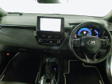 ドライバーを包み込むように、ディスプレーやスイッチ、コンソールを配置。座った瞬間から運転への期待が。空間そのものの心地よさにこだわっています。
