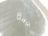 【ブラインドスポットモニター】走行中、ドアミラーの死角になりやすい箇所に後続車が接近するとサイドミラーのレンズに警告を表示!ドライバーに注意喚起をしてくれます。