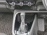 運転席より操作性の良いシフトレバーと、オートエアコンのスイッチ等の画像です。
