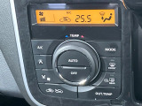 【オートエアコン】一度お好みの温度に設定すれば、車内の温度を検知し風量や温度を自動で調整。暑い&hellip;寒い&hellip;と何度もスイッチ操作をする必要はありません。快適な車内空間には必須の機能ですね♪