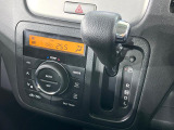 【オートエアコン】一度お好みの温度に設定すれば、車内の温度を検知し風量や温度を自動で調整。暑い&hellip;寒い&hellip;と何度もスイッチ操作をする必要はありません。快適な車内空間には必須の機能ですね♪