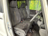 運転席まわりには十分なスペースがあり、大柄な方でもゆったり運転していただける環境です。