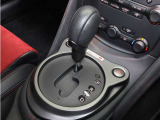■7速AT(マニュアルモード付き、パドルシフト可能) ■マグネシウム製シフトパドル ■NISMO専用本革巻シフトノブ ■リアビスカスLSD