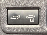 【パワーバックドア】スマートキーや運転席のボタンを押すだけでリアゲートが自動で開閉します!荷物を持っている時や、高い位置にあるバックドアを閉める際に便利な機能です♪