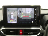 パノラミックビューモニター付きです。車両を上から見たような映像をディスプレイオーディオ画面に表示。運転席からの目視だけでは見にくい、車両周辺の状況をリアルタイムでしっかり確認できます。