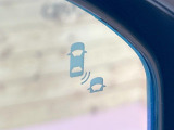 【ブラインドスポットインフォメーション】走行中、ドアミラーの死角になりやすい箇所に後続車が接近するとサイドミラー付近に警告を表示、ドライバーに注意喚起をしてくれます。